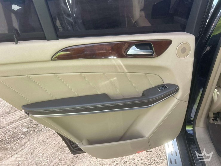 2013-mercedes-benz-gl450-image-21