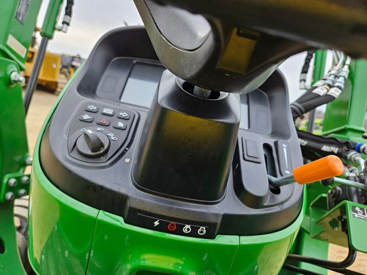2025-john-deere-3032e-image-28
