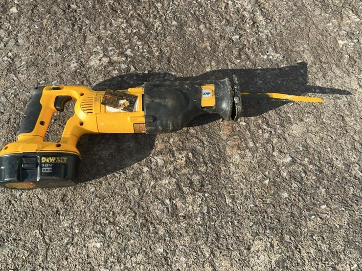 #104-•-dewalt-chainsaw-and-reciprocating-saw-image-16