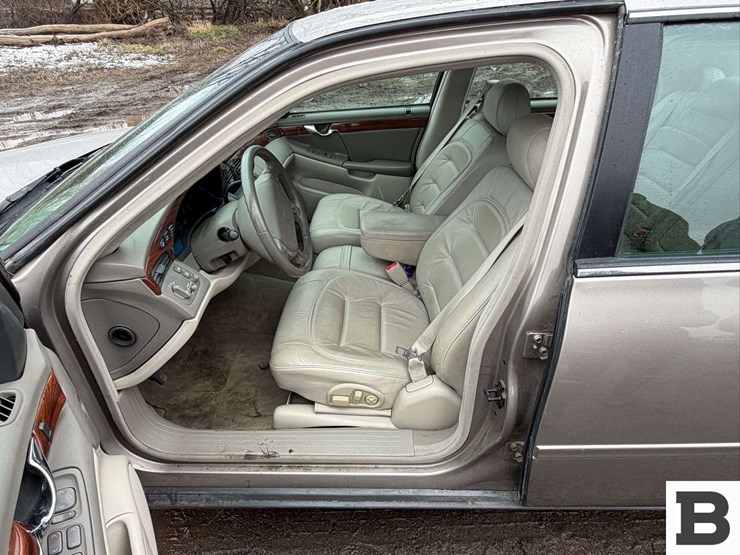 2001-cadillac-deville-sedan-image-13