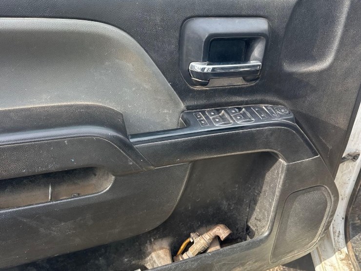 2016-chevrolet-4x4-crew-cab-service-body-truck-image-16