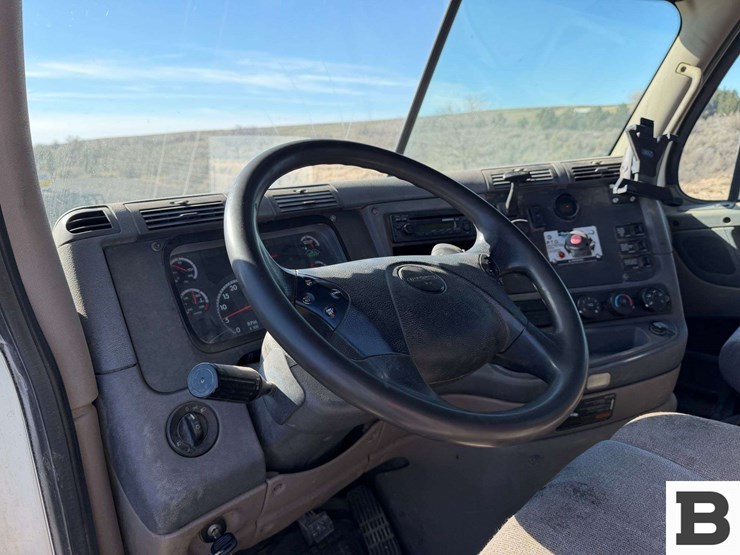 2014-freightliner-cascadia-125-image-55