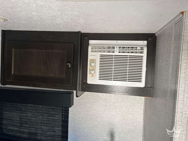 2022-braxton-creek-freesolo-kitch-18-ft-travel-trailer-image-12