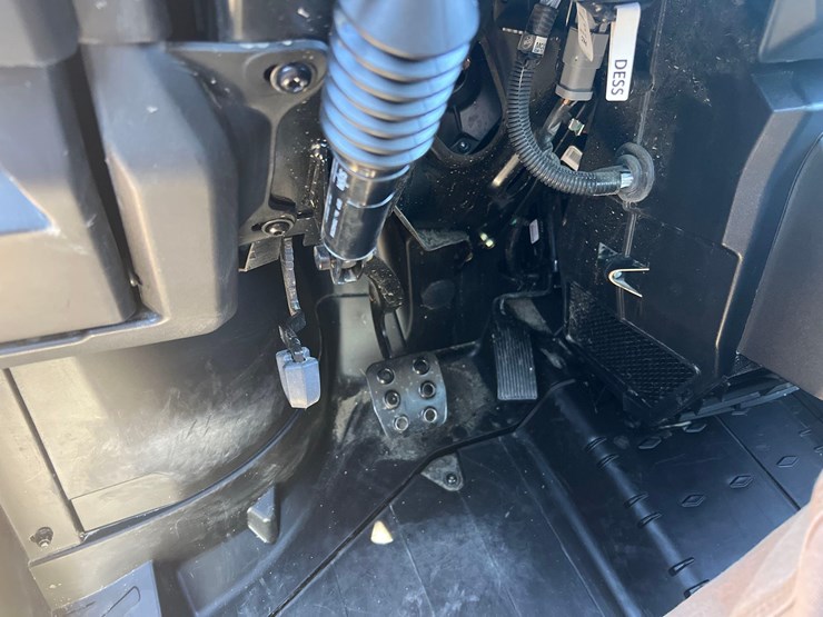 2025-can-am-hd-10-defender-limited-utv-image-16