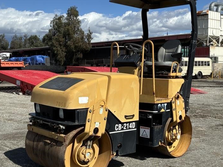 2016-caterpillar-cb-214d-image-1