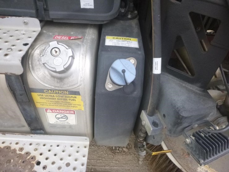 2017-freightliner-m2-106-image-22