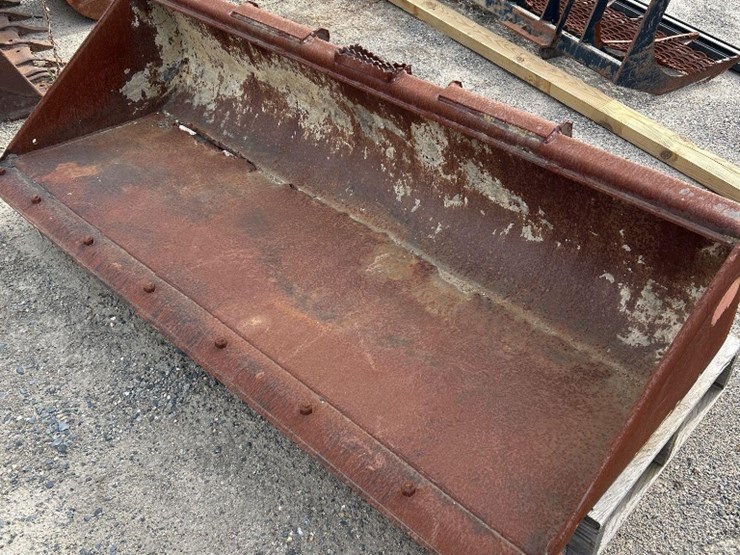 john-deere-c84-84in-skid-steer-bucket-image-1