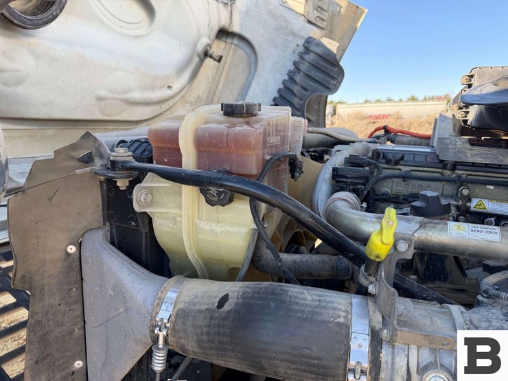 2014-freightliner-cascadia-125-image-40