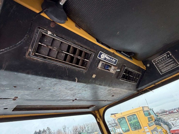 new-holland-1085-image-42