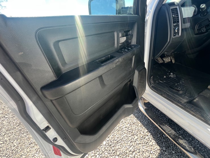 2015-dodge-1500-image-25