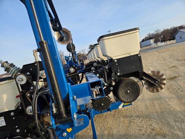 2019-kinze-3500-image-14