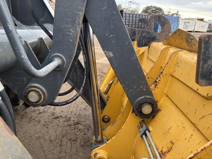 2018-deere-210lep-image-12