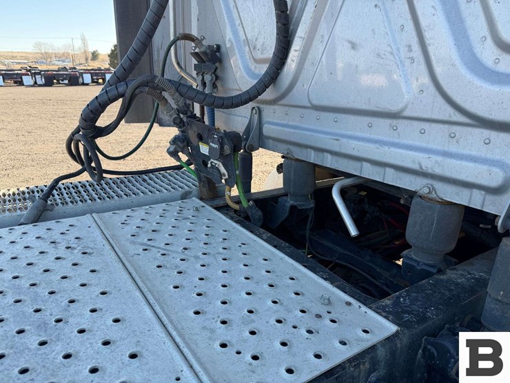 2019-freightliner-cascadia-126-image-38