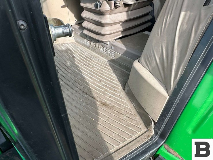 2014-john-deere-6140m-image-35