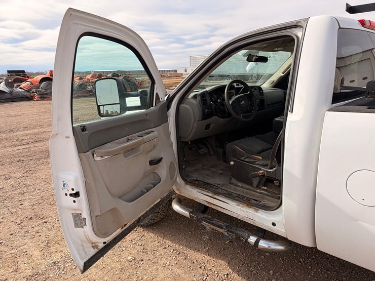 2010-chevrolet-silverado-pickup-image-12