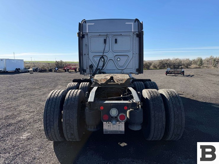 2019-freightliner-cascadia-126-image-5