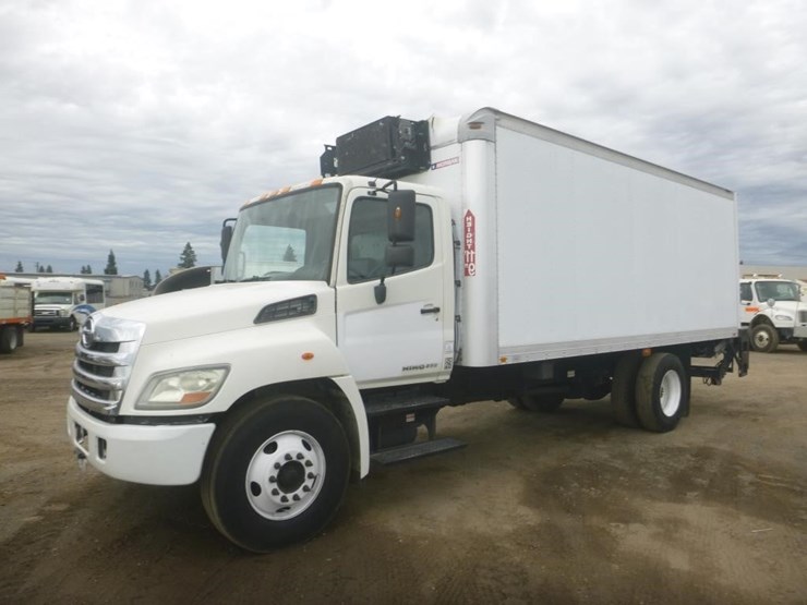 2013-hino-268-image-1