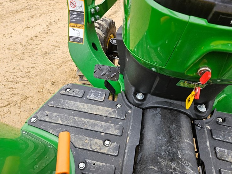 2025-john-deere-3032e-image-25