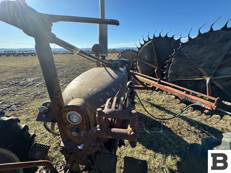 international-harvester-h-tractor-image-22