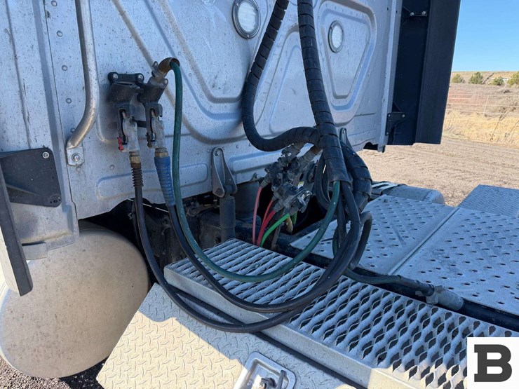 2019-freightliner-cascadia-126-image-19