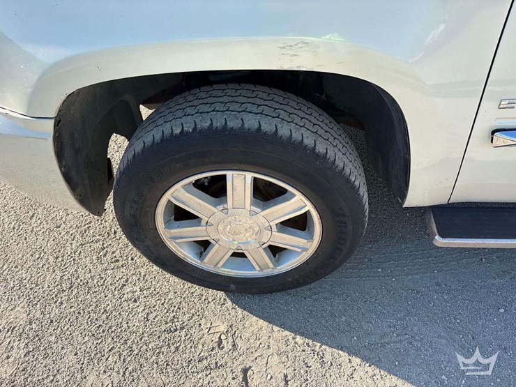 2011-cadillac-escalade-image-8