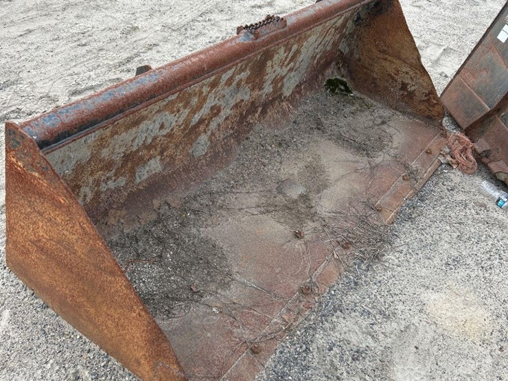 john-deere-u84-84in-skid-steer-bucket-image-1