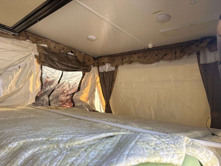 2017-forest-river-rockwood-hw275-s/a-pop-up-camper-trailer-image-14