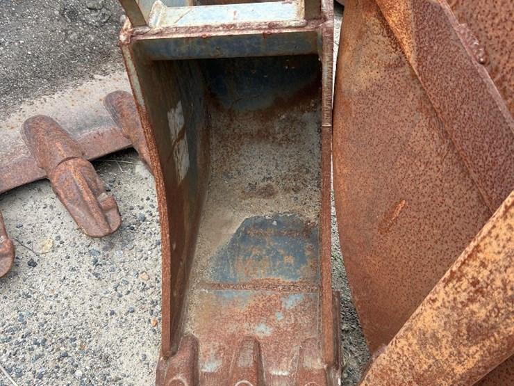 john-deere-14in-hydraulic-excavator-bucket-image-1