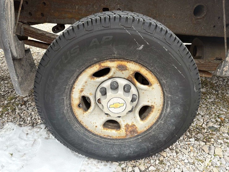 2004-chevrolet-silverado-pickup-with-plow-and-liftgate-image-7