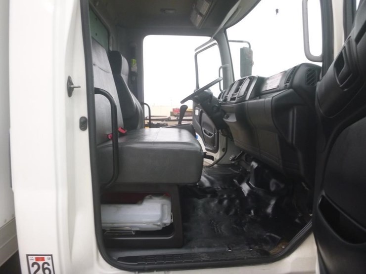 2013-hino-268-image-13