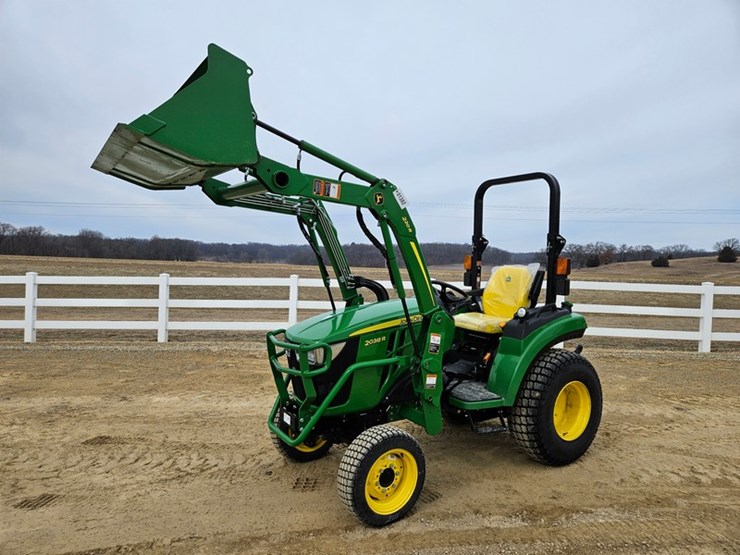 2025-john-deere-2038r-image-9