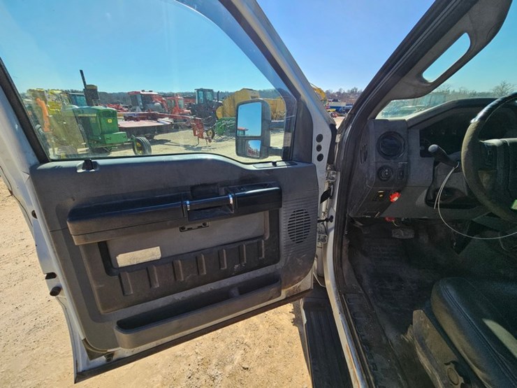 2011-ford-f550-image-35