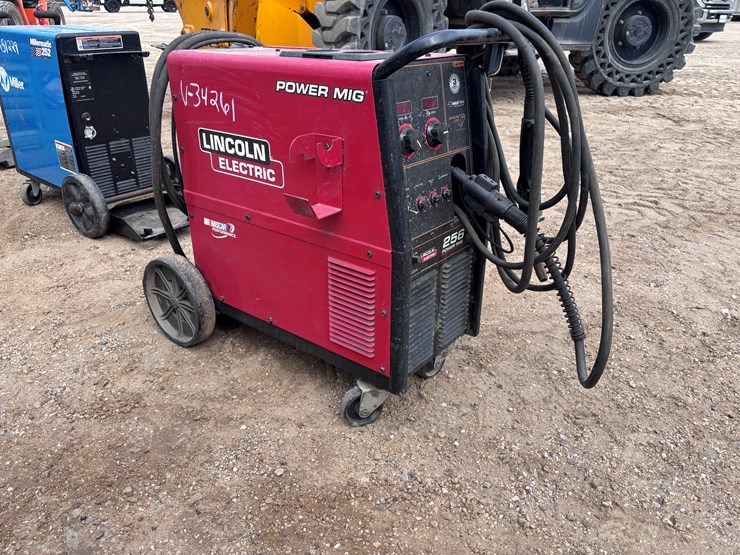 #2820-•-lincold-256-mig-welding-machine-image-1