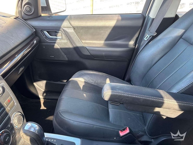 2014-land-rover-lr2-awd-suv-image-22