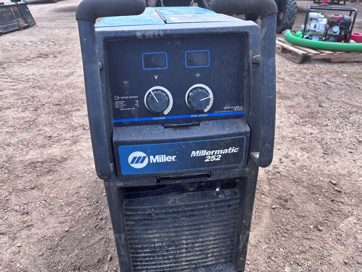 #2821-•-miller-millermatic-252-welding-machine-image-4