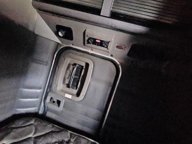 2006-peterbilt-379-image-42