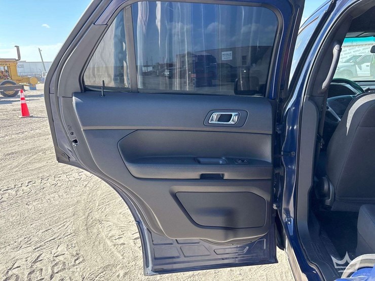 2015-ford-explorer-image-16