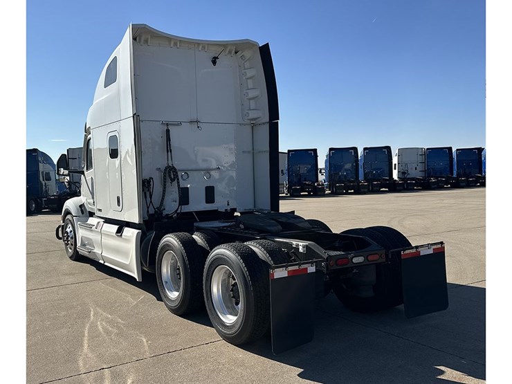 2023-peterbilt-579-image-3