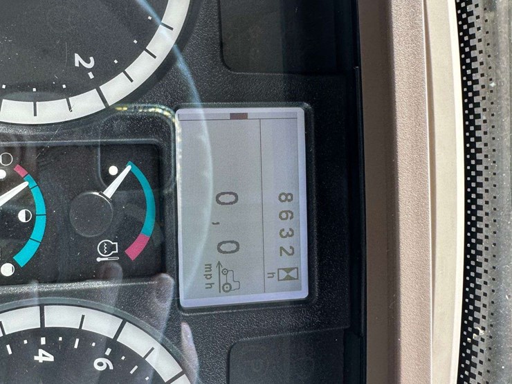 2014-john-deere-6140m-image-23