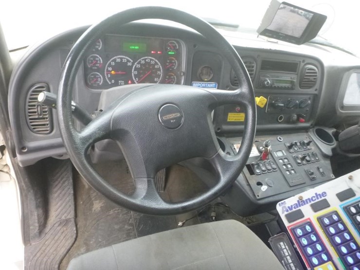 2017-freightliner-m2-106-image-17