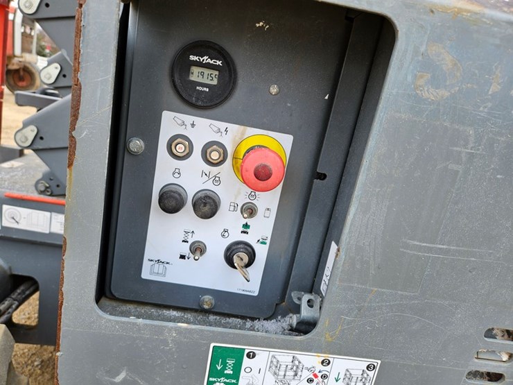 2017-skyjack-sj6832rt-image-19