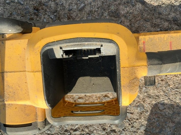 #104-•-dewalt-chainsaw-and-reciprocating-saw-image-8