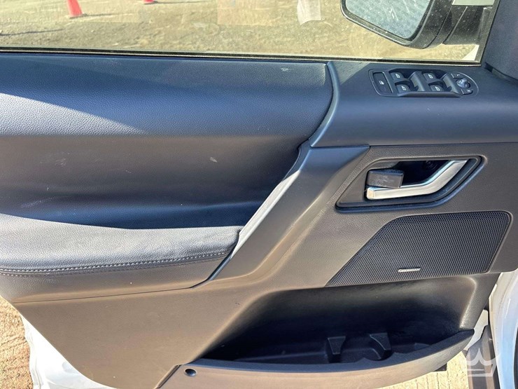 2014-land-rover-lr2-awd-suv-image-11