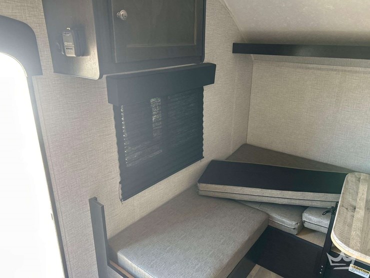 2022-braxton-creek-freesolo-kitch-18-ft-travel-trailer-image-11