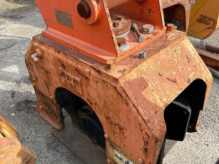 npk-c6c-c6110-excavator-vibratory-compactor/driver-attachment-image-4