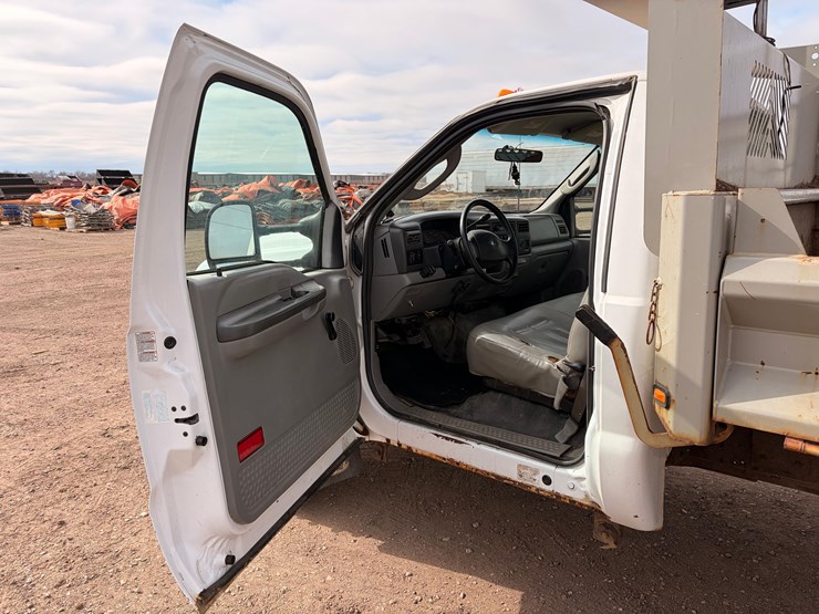 2003-ford-f550-image-18