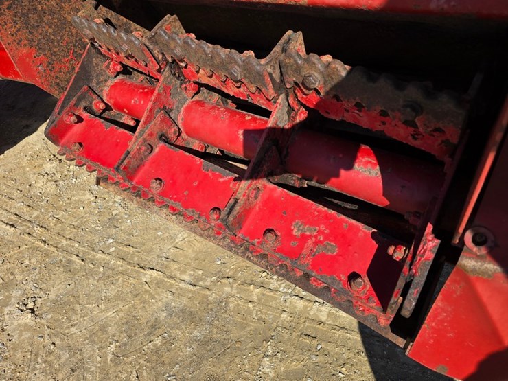 new-holland-305-image-11