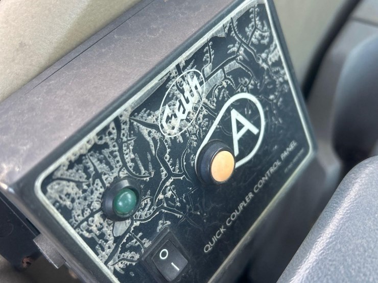 deere-240d-lc-image-8