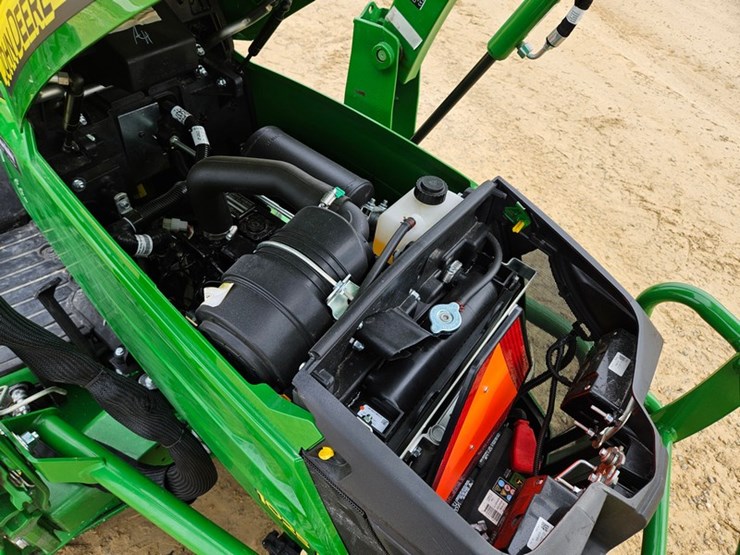 2024-john-deere-1025r-image-14