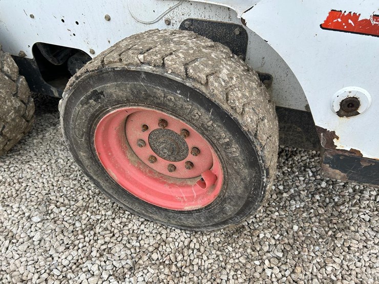 2015-bobcat-s570-image-15